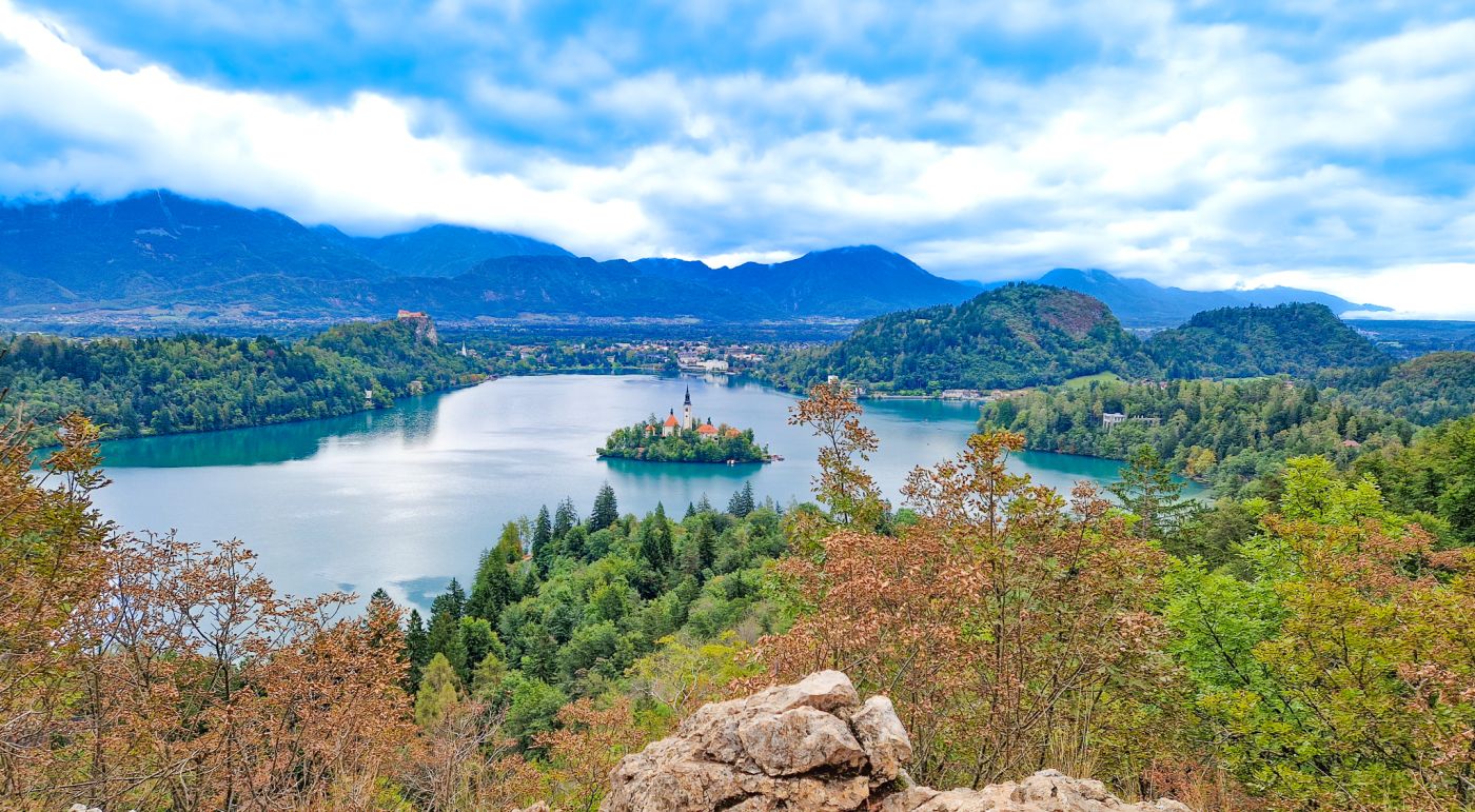 Aussicht auf den Bled See im Herbst von einer Wanderung